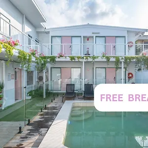  Vandrerhjem Surf Boutique Backpackers - Free Breakfast